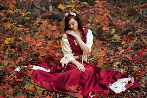 红色和白色的长袖作物上衣和裙子的女人 · 免费素材图片