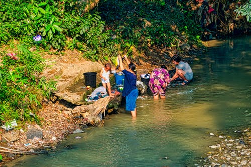妇女在河边洗衣服 · 免费素材图片