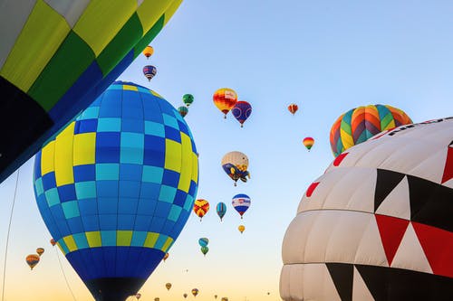 低角度拍摄的机载多色热气球 · 免费素材图片