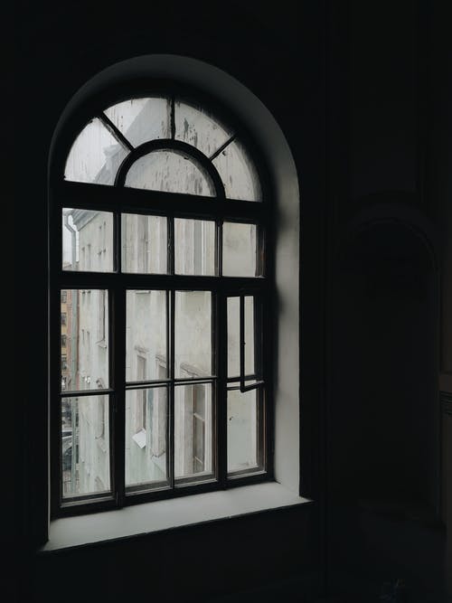 深色背景的拱形的玻璃窗口 · 免费素材图片