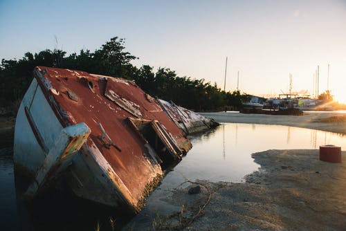 被遗弃的小船在水面上 · 免费素材图片