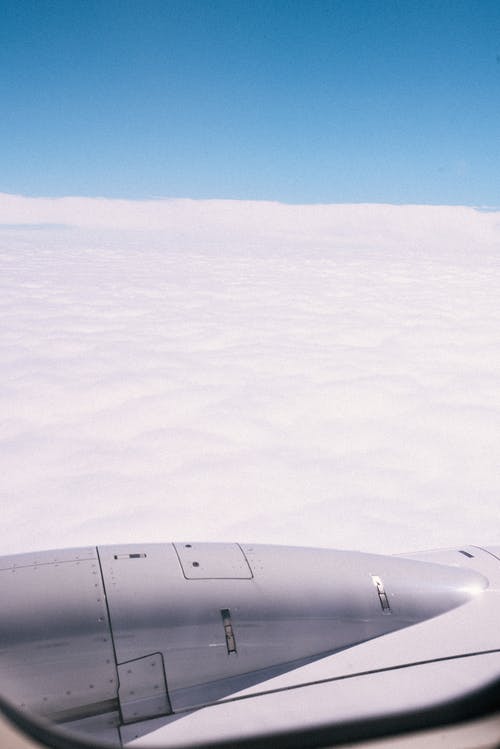 从飞机窗口厚云的鸟瞰图 · 免费素材图片