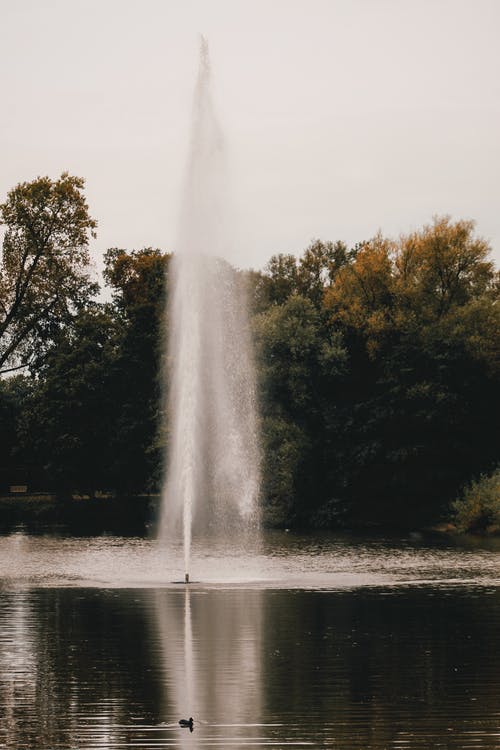 湖上的喷泉 · 免费素材图片