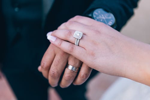 人们戴着结婚戒指 · 免费素材图片