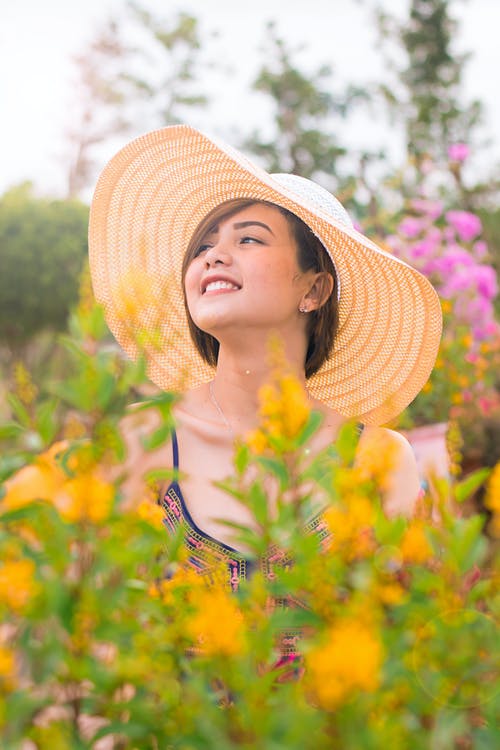 红色和灰色的意大利面条皮带顶部面对侧面的女人 · 免费素材图片