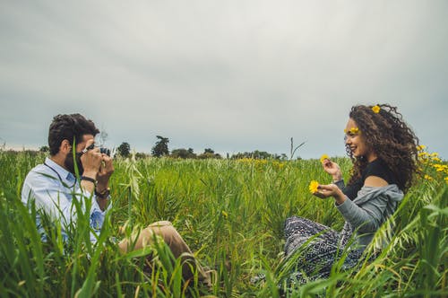 男人和女人在草地上 · 免费素材图片