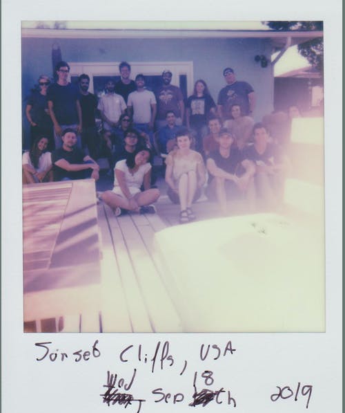 未知人物坐着站立的照片 · 免费素材图片