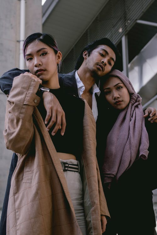 人们站在一起的照片 · 免费素材图片