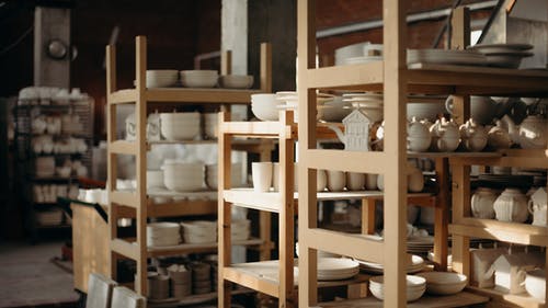 陶瓷厨具在架子上的照片 · 免费素材图片