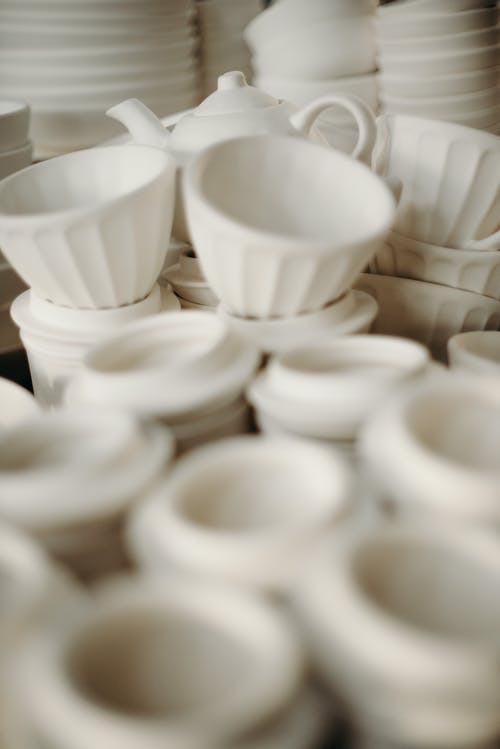 白色陶瓷杯的选择性焦点照片 · 免费素材图片