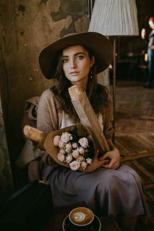 女人抱着花束 · 免费素材图片