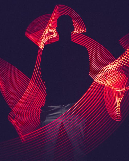 红色led灯与一个男人的轮廓 · 免费素材图片