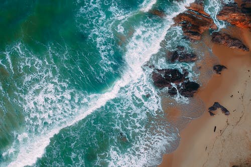 白天，海岸的鸟瞰图 · 免费素材图片