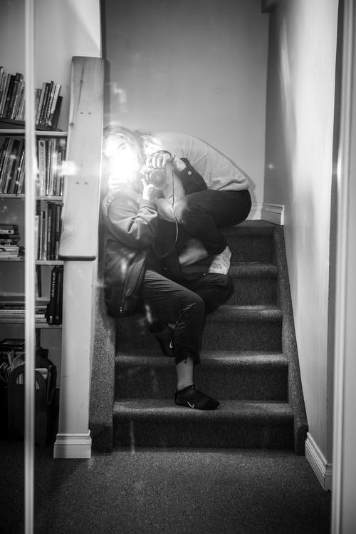 人们坐在staiway上的单色照片 · 免费素材图片