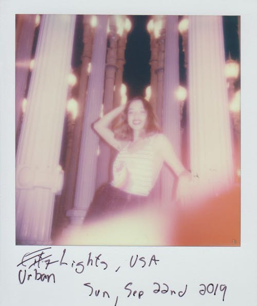 一个微笑的女人站的照片 · 免费素材图片