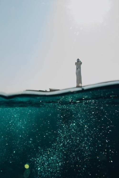 从海面的灯塔的低角度拍摄 · 免费素材图片