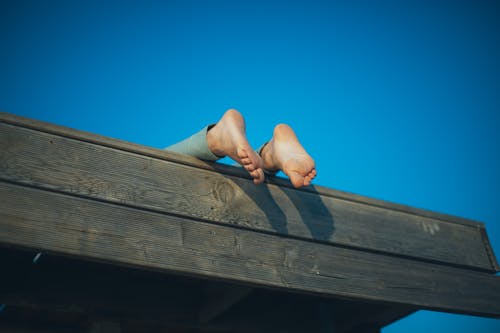 人的脚在木屋顶上的照片 · 免费素材图片