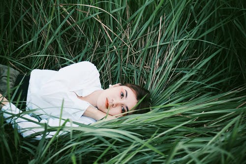 躺在草叶上的女人 · 免费素材图片