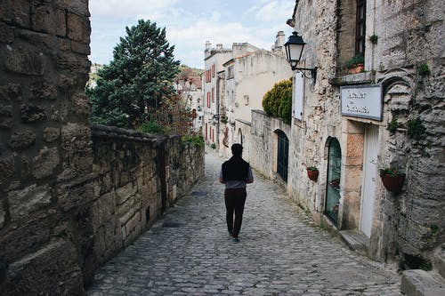 在cobblestreet上行走的人的照片 · 免费素材图片