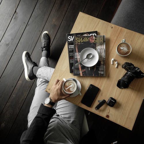 拿着一杯咖啡的人 · 免费素材图片