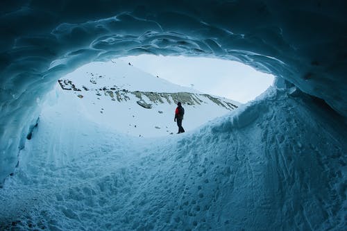 站在雪地上的人的照片 · 免费素材图片