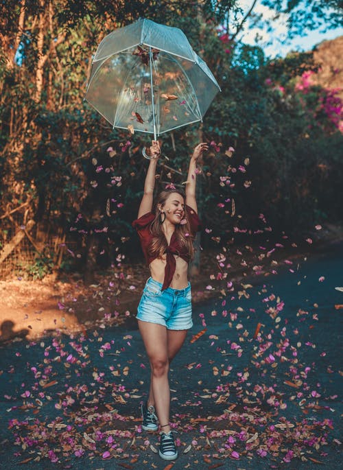 女人拿着一把伞的照片 · 免费素材图片