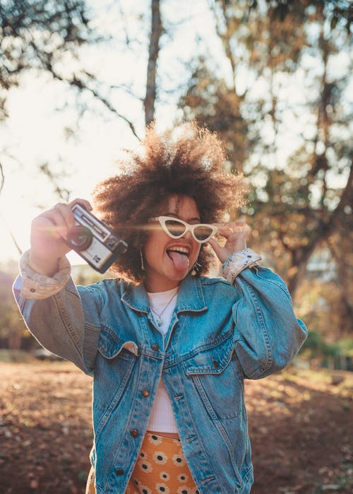 戴墨镜的人的照片 · 免费素材图片