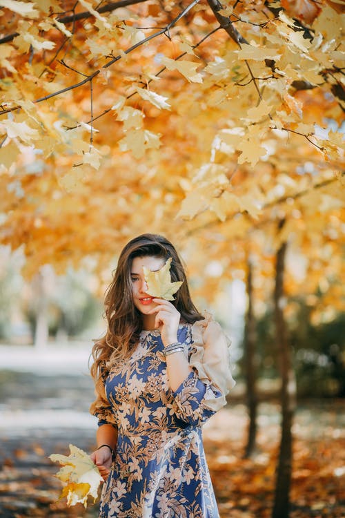 女人捂着脸与叶的照片 · 免费素材图片