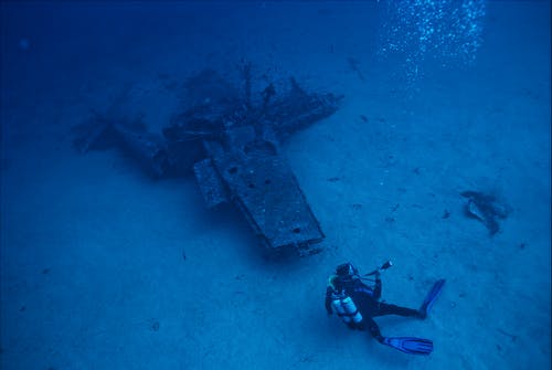 残骸附近的潜水员照片 · 免费素材图片