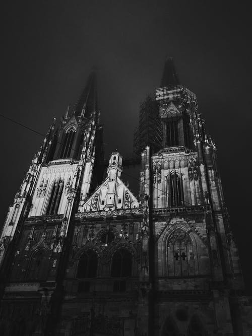 教堂外观的单色照片 · 免费素材图片