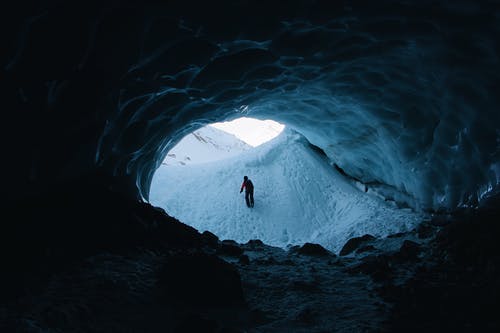 在雪上行走的人的照片 · 免费素材图片