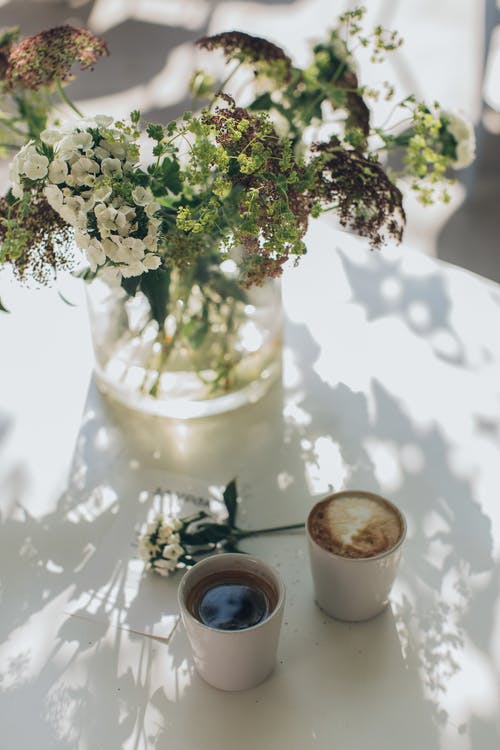 咖啡在花瓶旁边的照片 · 免费素材图片