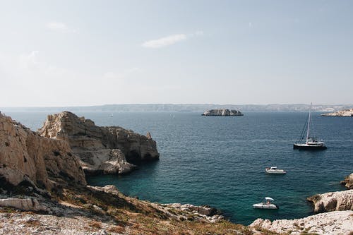 白天在海中船的照片 · 免费素材图片