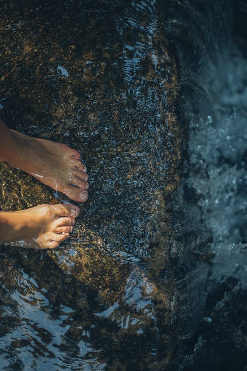 人的脚在水中 · 免费素材图片