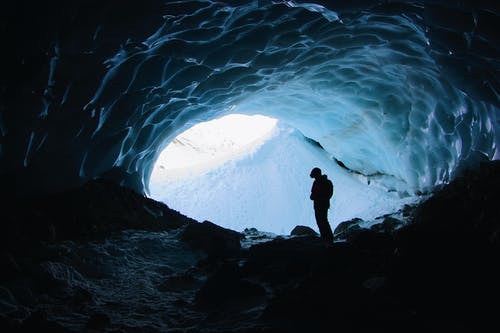 人站在山洞里的剪影照片 · 免费素材图片