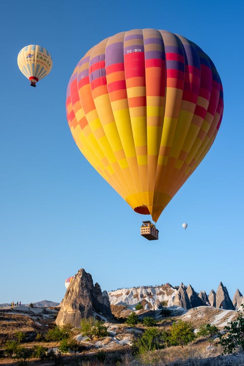 两个热气球在天上飞 · 免费素材图片