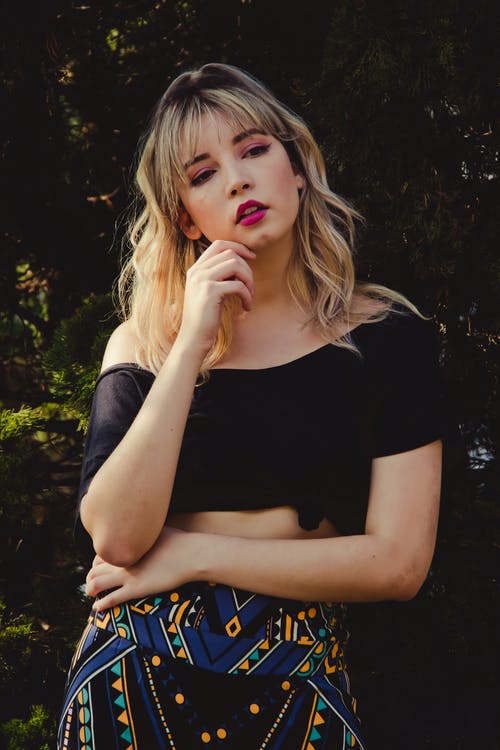 黑色露肩作物顶部和彩色的底部构成的女人的照片 · 免费素材图片