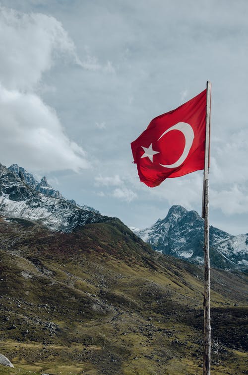 升起的土耳其国旗 · 免费素材图片