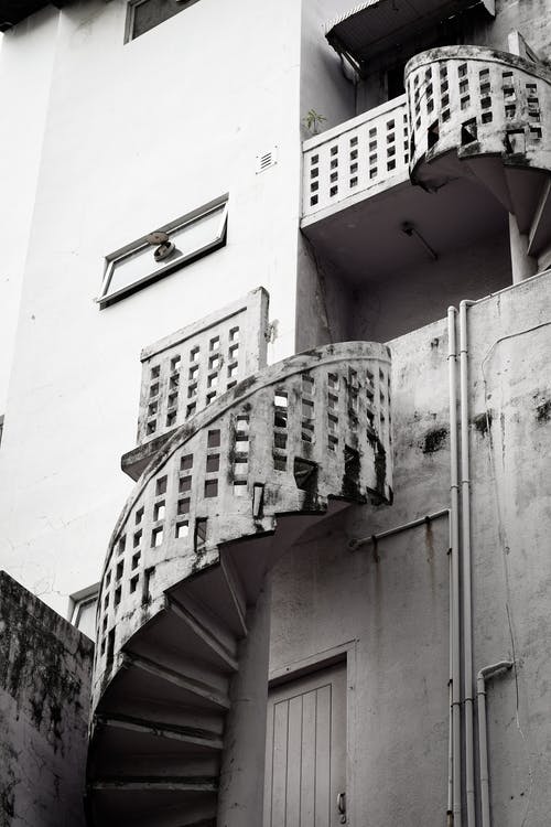 灰度摄影pf大厦 · 免费素材图片