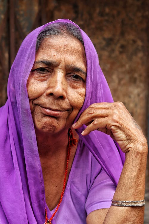 穿紫色头巾的女人的照片 · 免费素材图片