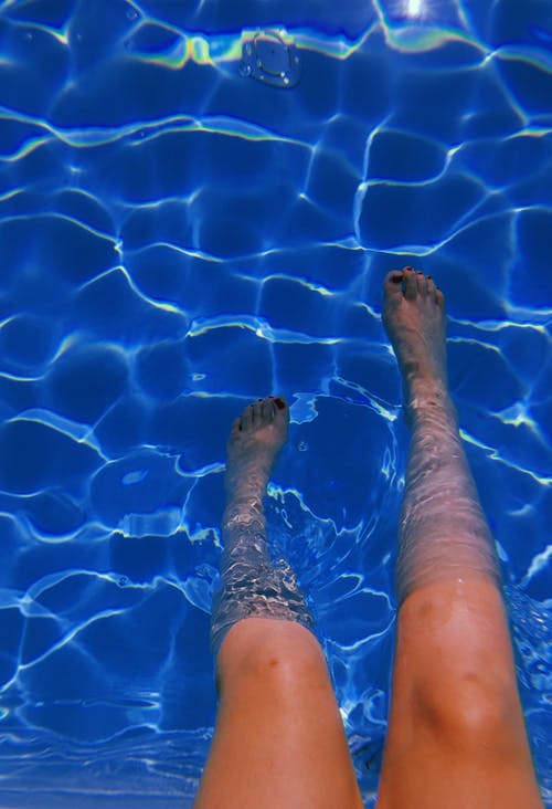 把脚放在水里的人 · 免费素材图片
