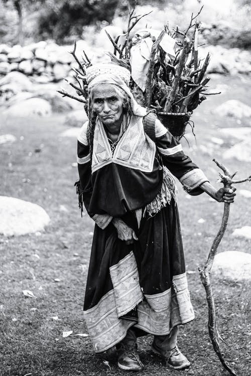 女人携带树枝的灰度摄影 · 免费素材图片