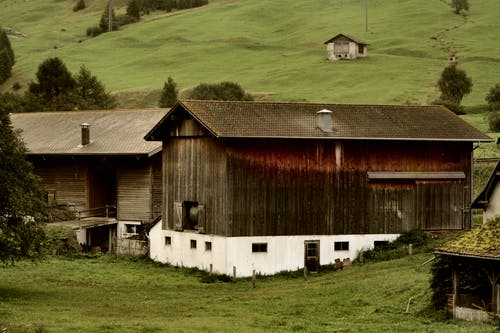 绿山上的灰色木屋 · 免费素材图片
