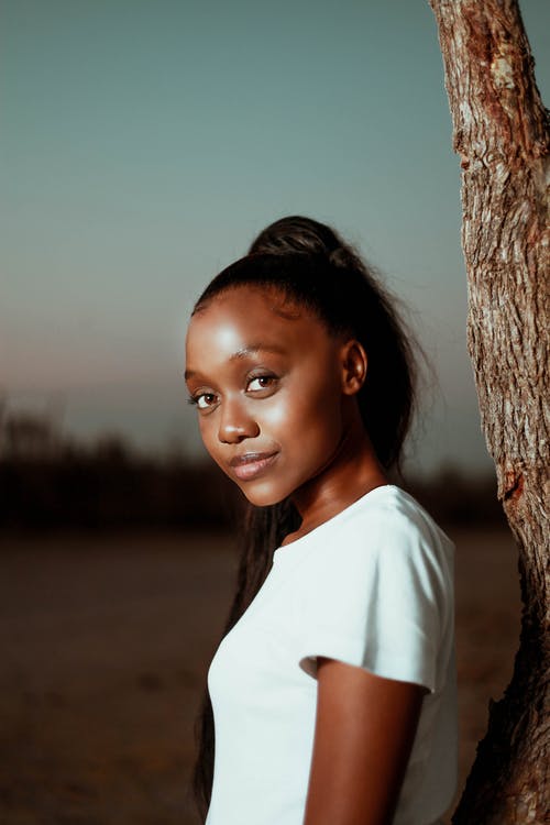 在树旁边的妇女佩带的白色上面 · 免费素材图片