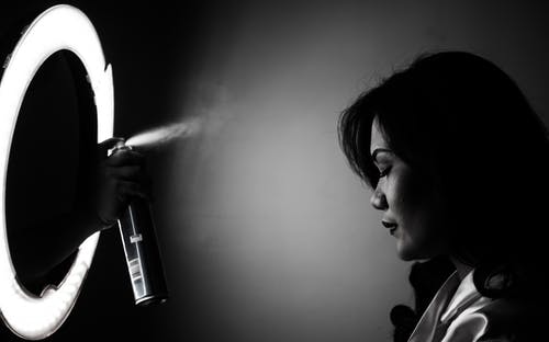 女人的单色照片 · 免费素材图片