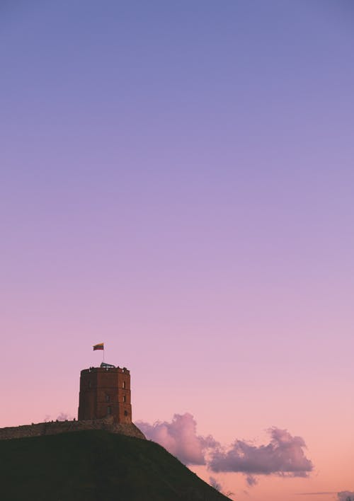蓝色和粉红色的天空下的棕色城堡 · 免费素材图片