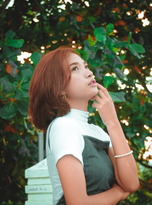 穿黑色和白色高领衬衫的女人 · 免费素材图片