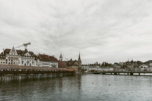 建筑物附近的水体 · 免费素材图片