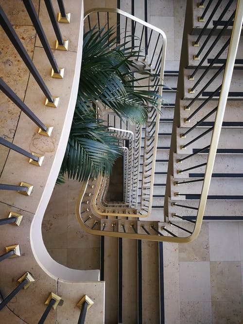 螺旋楼梯的高角度照片 · 免费素材图片