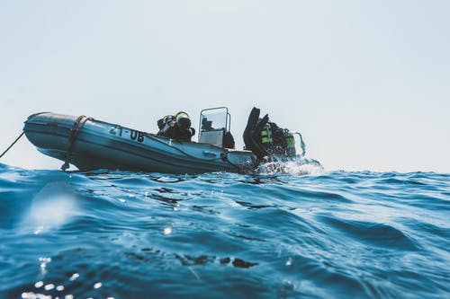 潜水员在船上的照片 · 免费素材图片